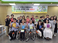 제2기 청원심의회 위원들이 기념사진을 촬영하고 있다.