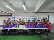 지난 26일 행궁동 새마을지도자협의회와 새마을부녀회가 마련한 ‘이웃사랑 행궁동 복달임’ 행사에서 최영희 행궁동장과 양 단체 회장 및 회원들이 기념촬영을 하고 있다.