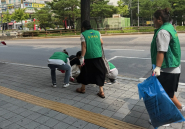 송죽동 새마을문고 회원들이 잡초를 제거하고있다.