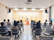 정자3동 공연팀이 북수원도서관에서 우리 동네 예술터 생활문화예술 나눔 공연을 하고 있다.