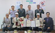 장안구청장과 3대대장이 유가족에게 무공훈장 전수를 하고 있다.