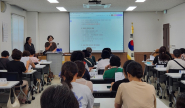 정자3동 8월 2차 통장회의에서 주요 시정사항을 공유하고 있다.