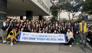 공순정 연무동장이 환경정비 참여자들과 기념사진을 촬영하고 있다.