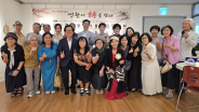  제12회 연합시화전 ‘생활에 詩를 담다’ 축하행사에 참석한 작가와 내빈, 문화예술 관계자 등 44명이 행사를 마친 뒤 함께 기념촬영을 하고 있다.