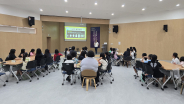 「월경대의 비밀」 프로그램에서 참여 아동들이 월경대를 직접 만져보고 잘라보며 내부 구조를 관찰하는 ‘월경대 실험실’ 활동에 참여하고 있다.