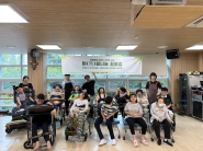 '마음나눔 휠로깅(Wheelogging)' 발대식에 참여한 뇌병변장애인들이 기념 촬영을 하고 있다.