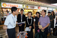 김미경 수원특례시의회 의장과 조인희·정옥선 의원이 31일 매산시장을 방문해 시장 관계자로부터 현안에 대한 설명을 듣고 있다.