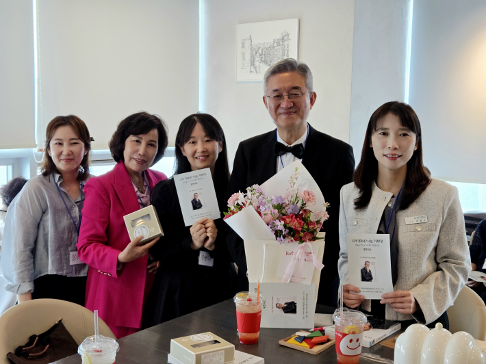 박흥률 기자(오른쪽 2번째)가 광교노인복지관 관장(오른쪽) 및 관계자들과 기념촬영을 하고 있다.