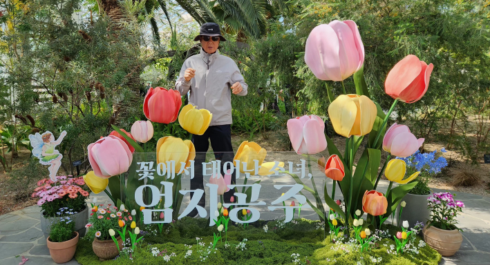 전시온실 내부에 설치된 '꽃에서 태어난 소녀, 엄지공주' 대형 조형물. 