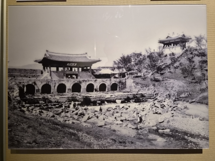 수원화성 축성 230주년 기념 사진전, 화홍문과 방화수류정