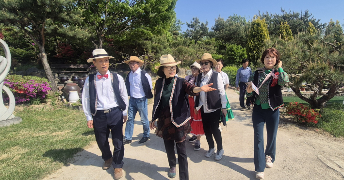 이경숙 대표(앞줄 가운데)가 포즐사 회원을 안내하고 있다.