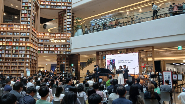 열연하는 6인조 재즈 밴드 공연 장면