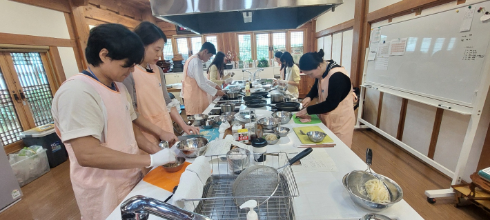조리실에서 궁중요리 만들기 실습 장면