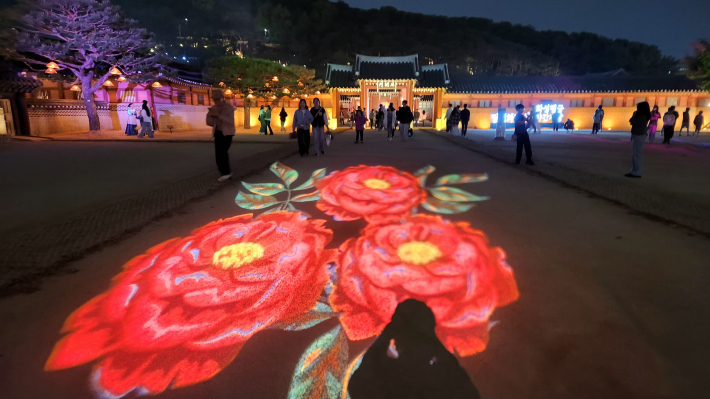 바닥에 꽃무늬 조명을 비추는 고보 조명 연출이 관람객들에게 아름다운 포토존을 제공하고 있다.