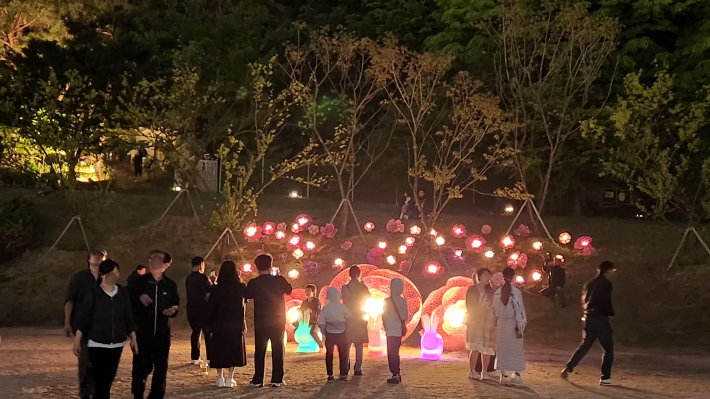 행궁 곳곳에 마련된 조명 조형물 앞에서 사진을 찍고 추억을 남기는 시민들의 모습이다.