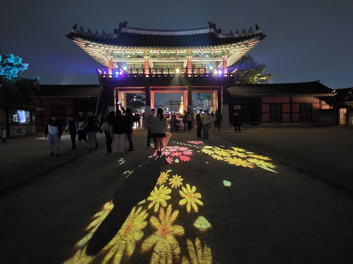 화려한 조명에 빛난 화성행궁 '신풍루'