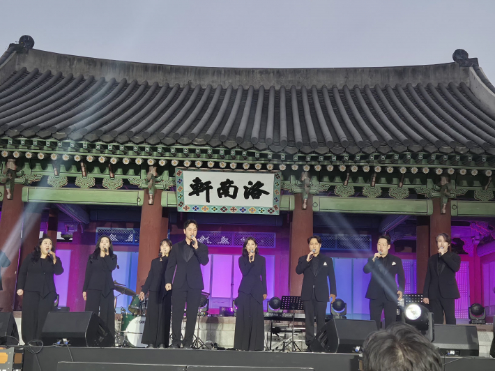 개막식에 앞서 수원시립합창단이 고궁의 밤을 배경으로 감미로운 합창 공연을 펼치고 있다.