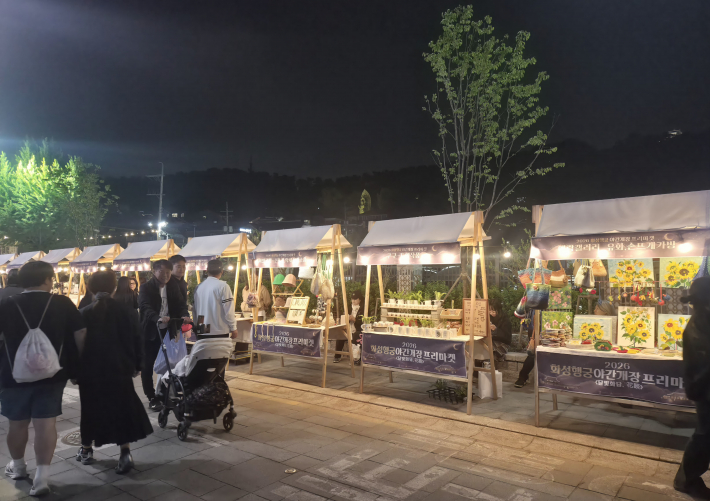 화성행궁 일대에서 열린 폴리마켓에서 관람객들이 수공예품과 먹거리를 살펴보며 축제 분위기를 즐기고 있다.