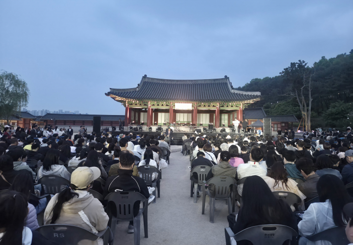 화성행궁 야간개장 개막식에 참여한 시민과 관광객들이 공연을 관람하며 행사장을 가득 메우고 있다.