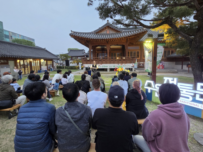 한옥을 배경으로 다양한 장르의 음악이 어우러지는 '상설 야간공연'  
