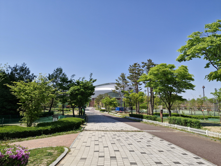 칠보 체육공원. 체육관, 파크골프장, 축구장, 농구장, 배드민턴장 등 다양한 체육 시설이 있다. 
