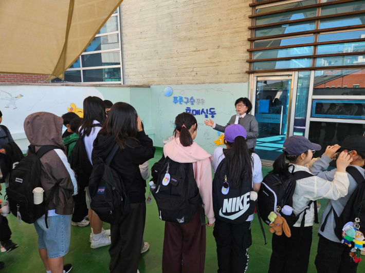 지난 4일, 호매실동 새마을문고는 관내 호매실초등학교 학생들을 대상으로 견학을 진행했다.