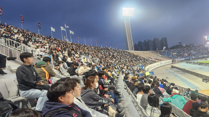 수원종합운동장을 가득 메운 홈팬들