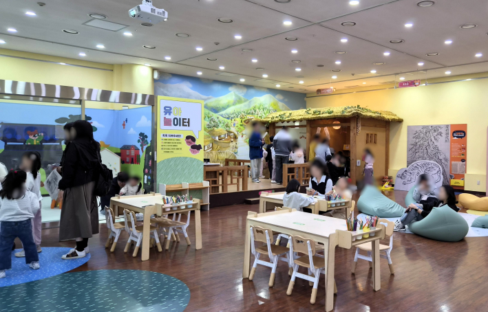 어린이 체험실에서 초가집 체험존, 반차도 완성하기 등 다양한 체험을 하고 있다.