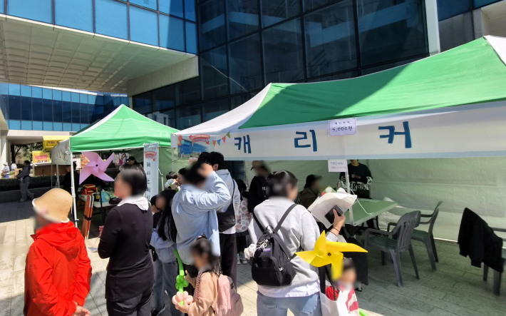 다양한 체험부스 앞에서 줄 서서 기다리는 모습