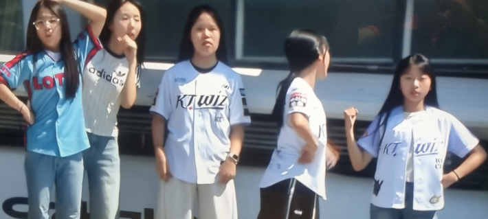 야구장에 가면 이런 어린이 팬이 점점 늘어가는 추세이다.