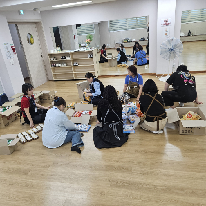 아이들에게 줄 간식 꾸러미를 포장하는 학부모지워단 선생님들