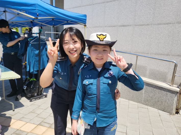 어린이 교통안전 교육에 앞서 담당 경찰관과 기념사진을 촬영했다.