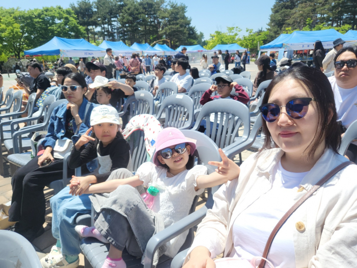  서연이네 가족은 엄마와 아이들 모두 한껏 멋을 내고 나와 더욱 보기 좋았다.