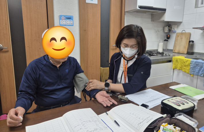 방문간호사가 어르신 혈압측정 등 건강관리서비스를 제공하고 있다