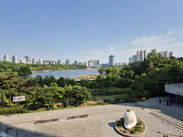 초록빛 계절이 내려앉은 광교호수공원, 미술관이 함께 있는 풍경