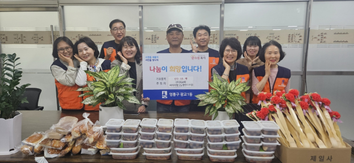 물품 후원 전달 사진입니다
