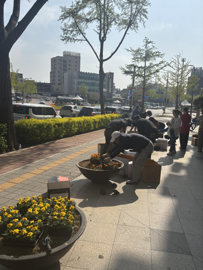 매산동 주민자치회, 관내 화단 정비로 쾌적한 마을 환경 조성