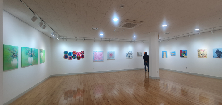 수원시립북수원전시관에 마련된 한미예술협회 KUFA 2026展 전경. 식물 회화와 원형 추상, 주니어 작가 작품이 한 공간에 배치돼 있다.
