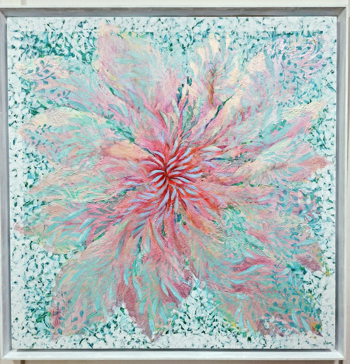 김선 작가의 〈풀꽃(weedflower)〉. 분홍빛 꽃잎과 청록 계열 색채가 어우러져 풀꽃의 생명감을 드러낸다.