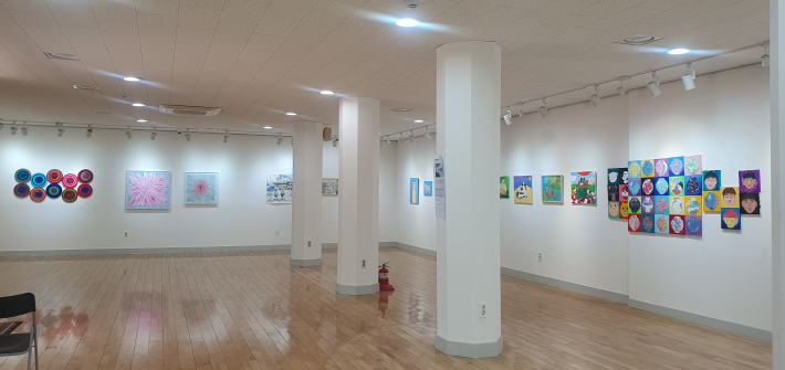 한미예술협회 KUFA 2026展 전시장 전경. 시니어와 주니어 작가들의 작품이 벽면을 따라 이어져 있다.