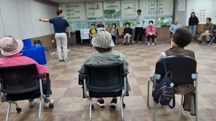 몸으로 방향감각을 익히고 있다.