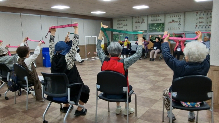 밴드를 이용해서 여러가지 놀이를 하고 있다