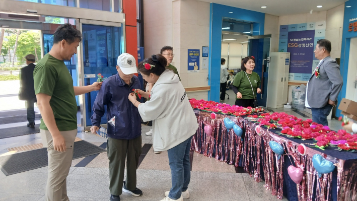 어버이날 카네이션 달아드리기