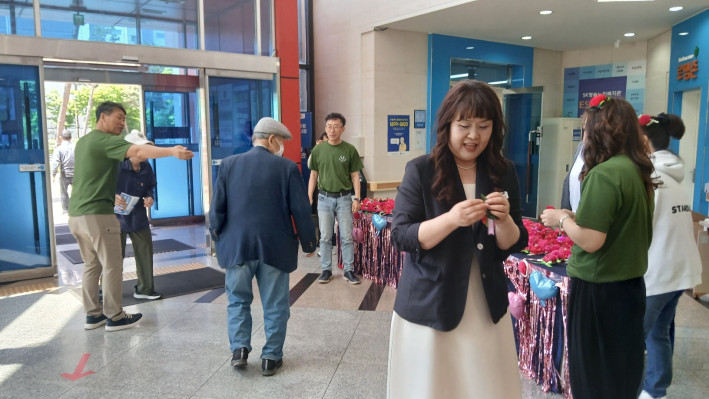 카네이션 꽃달아드리기 행사하는 김용옥 복지관장