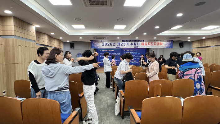 강의 중 잠시 마련된 '짝꿍 알아채기' 시간. 서로를 알고 이해하는 작은 소통의 과정 또한 ESG 실천의 시작처럼 느껴진다.