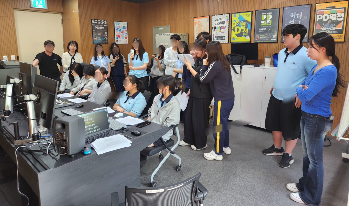 직접 제작한 결과물을 함께 시청하며 뿌듯한 표정으로 체험 소감을 나누는 조원고 학생들.