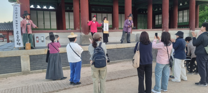 낙남헌에서 장원 급제한 사람을 최종적으로 선정하고있다.  
