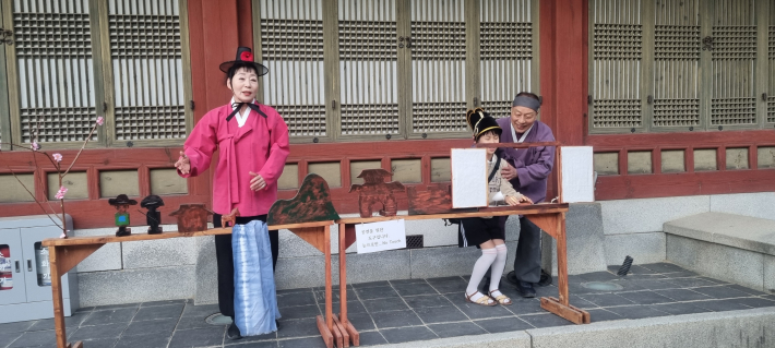 노래당에서 꼬마 어린이가 정조 임금이 되는 영광을 안았다. 