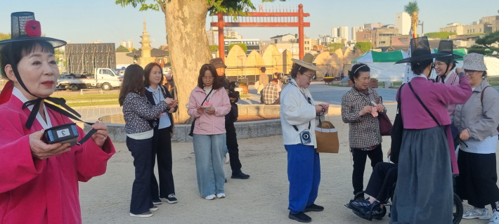 화성 행궁 신풍루 앞에서 주민 배우와의 만남