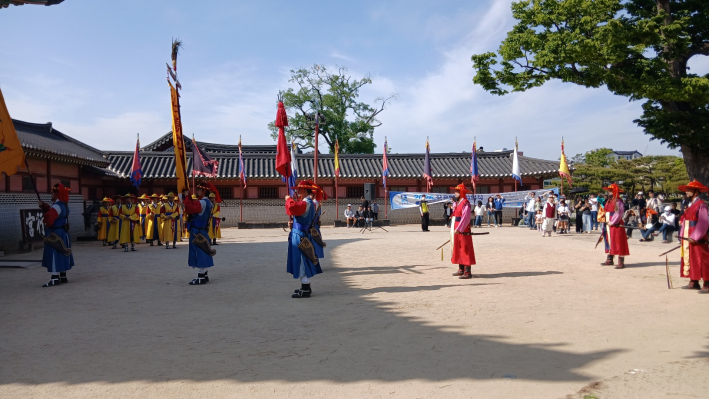 장용영 부대 수위의식 장면